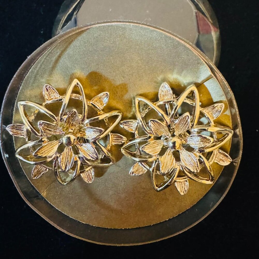 Vintage Sarah Coventry Gold Tone Floral Clip-On Earrings w/ Original Box